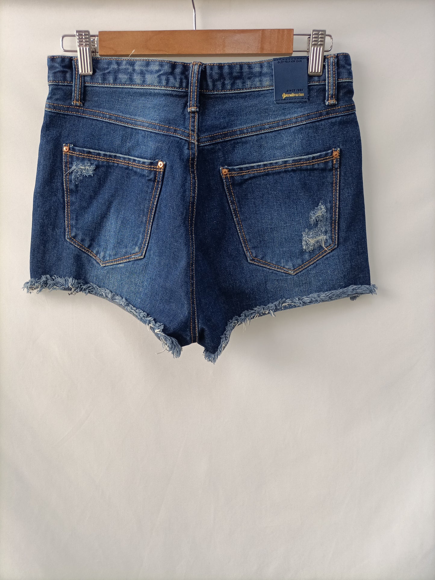 STRADIVARIUS. Short denim rotos T.36