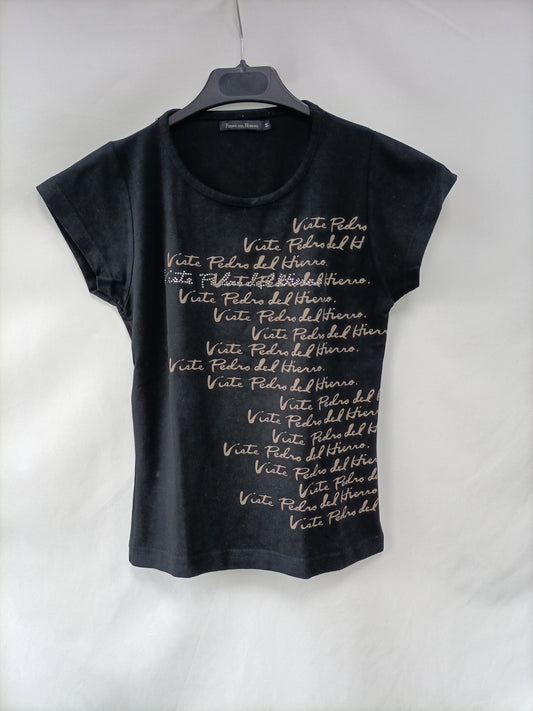 PEDRO DEL HIERRO. Camiseta letra T.m