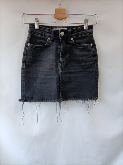 BERSHKA. Falda denim negra T.32