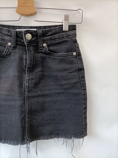 BERSHKA. Falda denim negra T.32