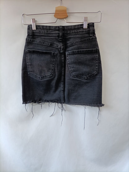 BERSHKA. Falda denim negra T.32