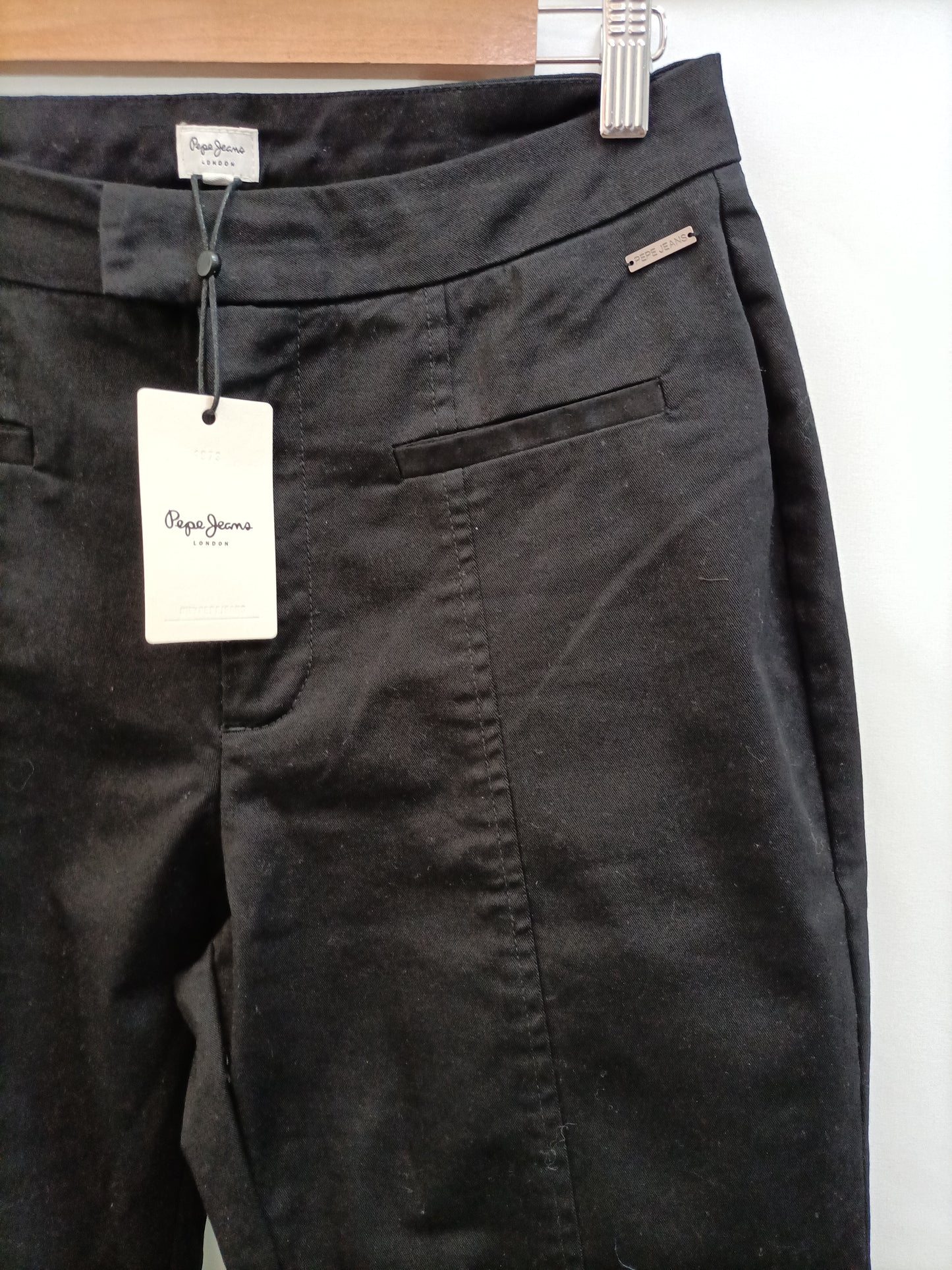 PEPE JEANS. Pantalón negro aperturas T.m