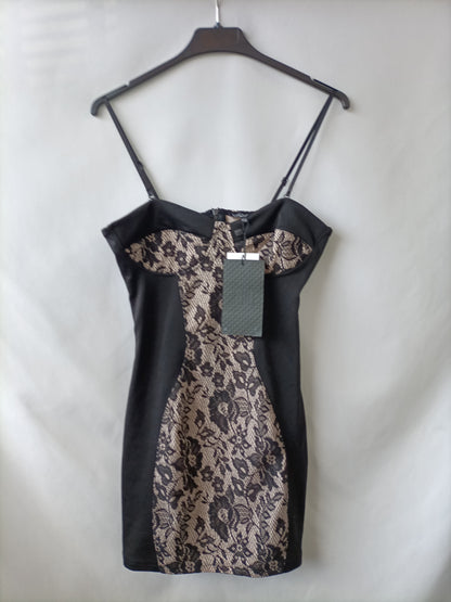 BERSHKA. Vestido corto negro encaje T.m