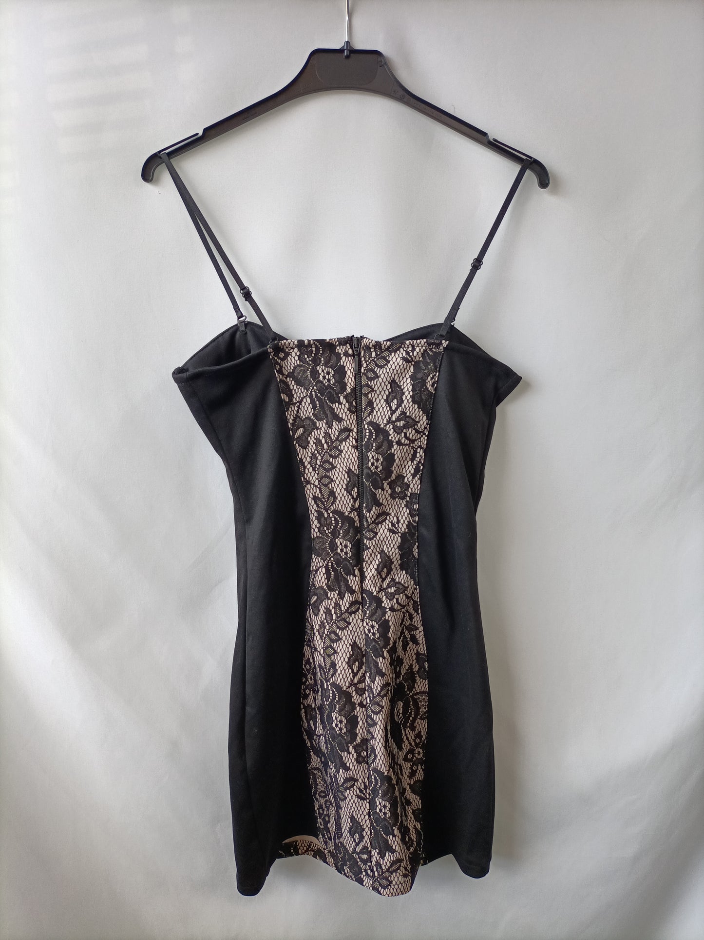 BERSHKA. Vestido corto negro encaje T.m