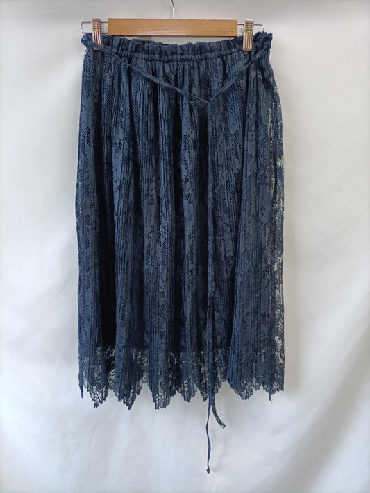 ZARA. Falda midi azul encaje T.xs