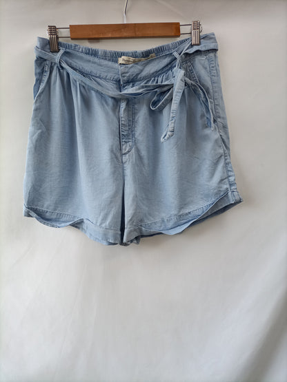 ZARA. Short azul fluido T.40