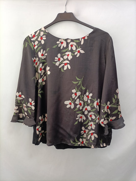 OTRAS.Blusa negra flores T.M/L