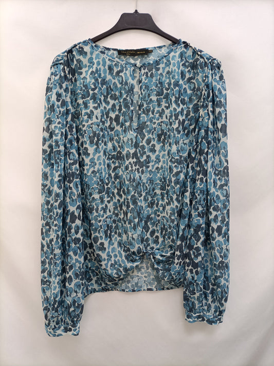 REVOLVE. Blusa azul estampada T.s