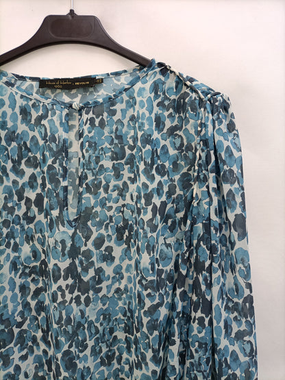 REVOLVE. Blusa azul estampada T.s