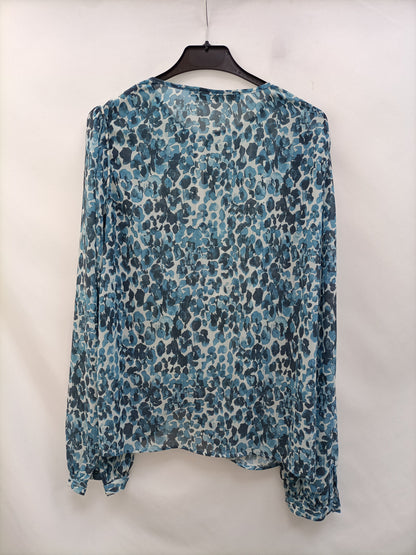 REVOLVE. Blusa azul estampada T.s