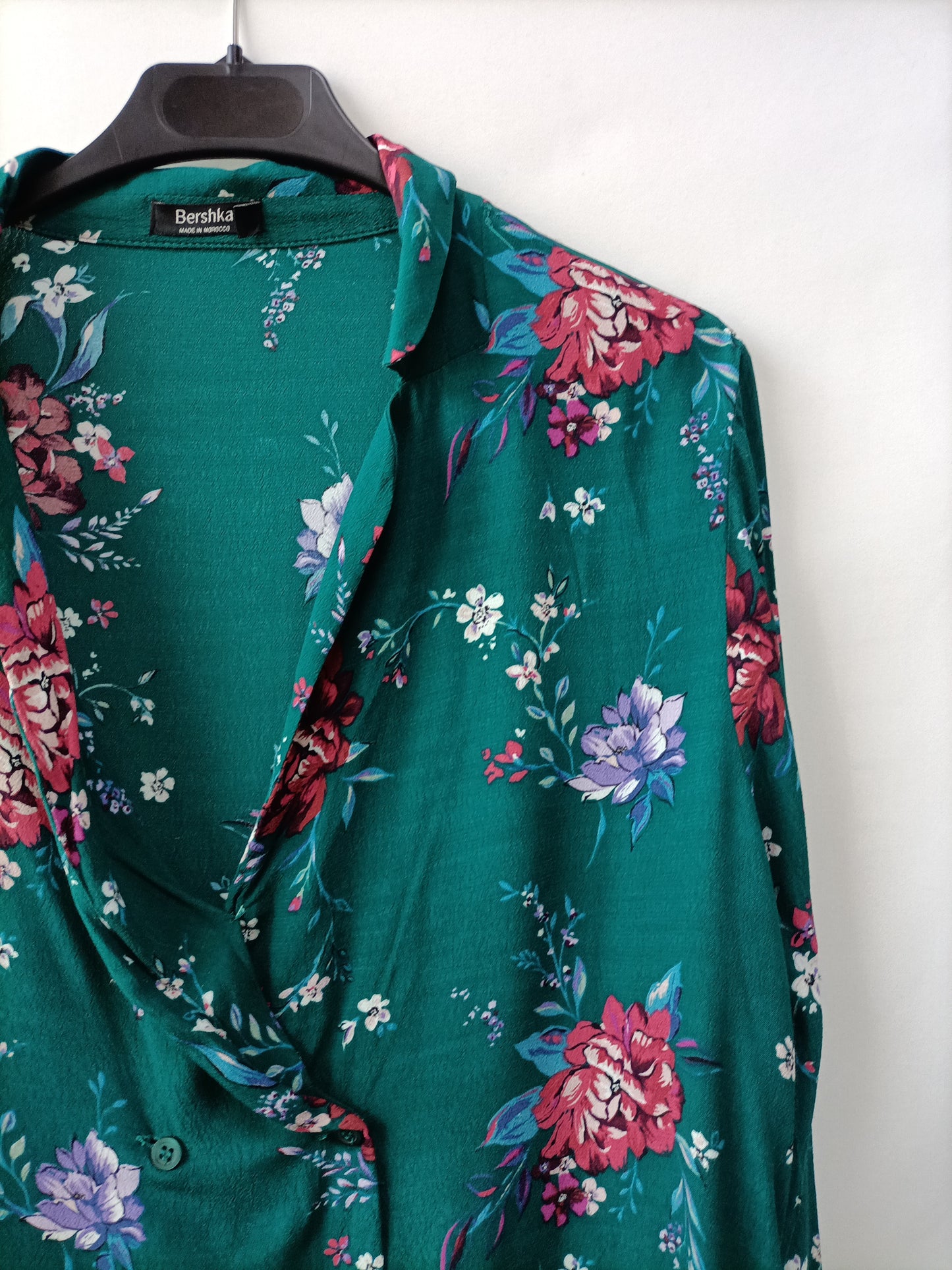 BERSHKA. Blusa verde flores T.l