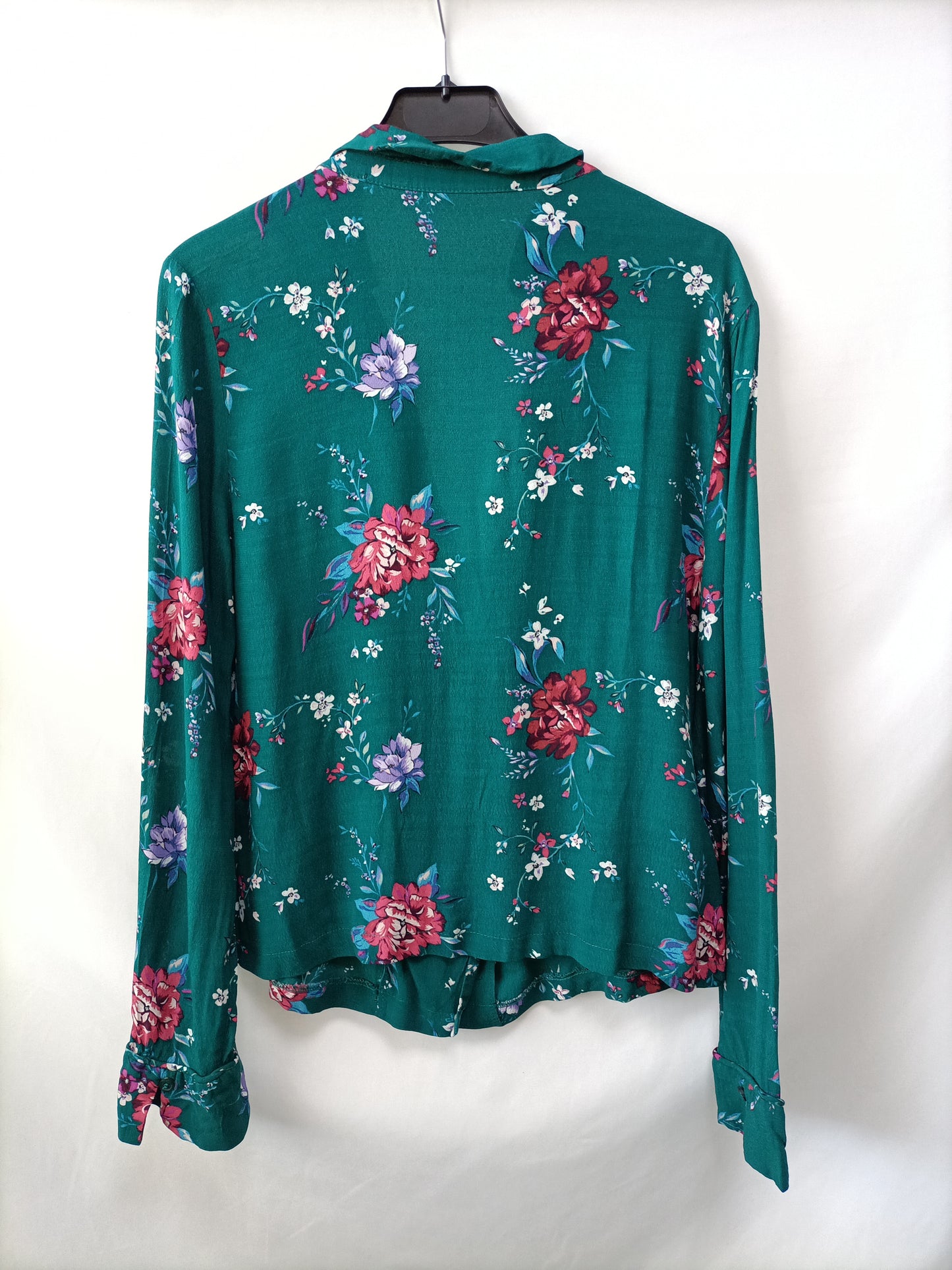 BERSHKA. Blusa verde flores T.l