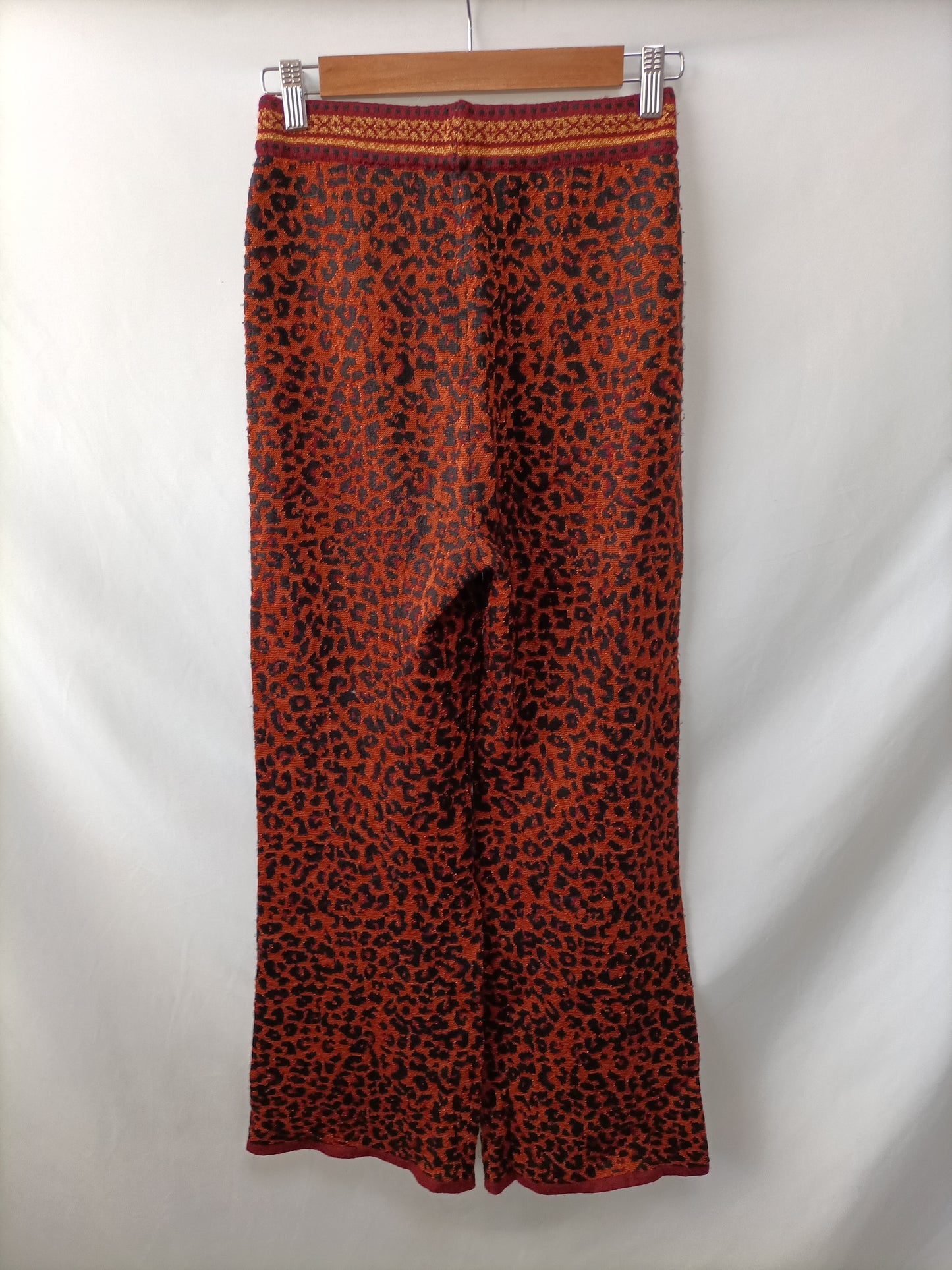 ZARA. Pantalón punto animal print T.s