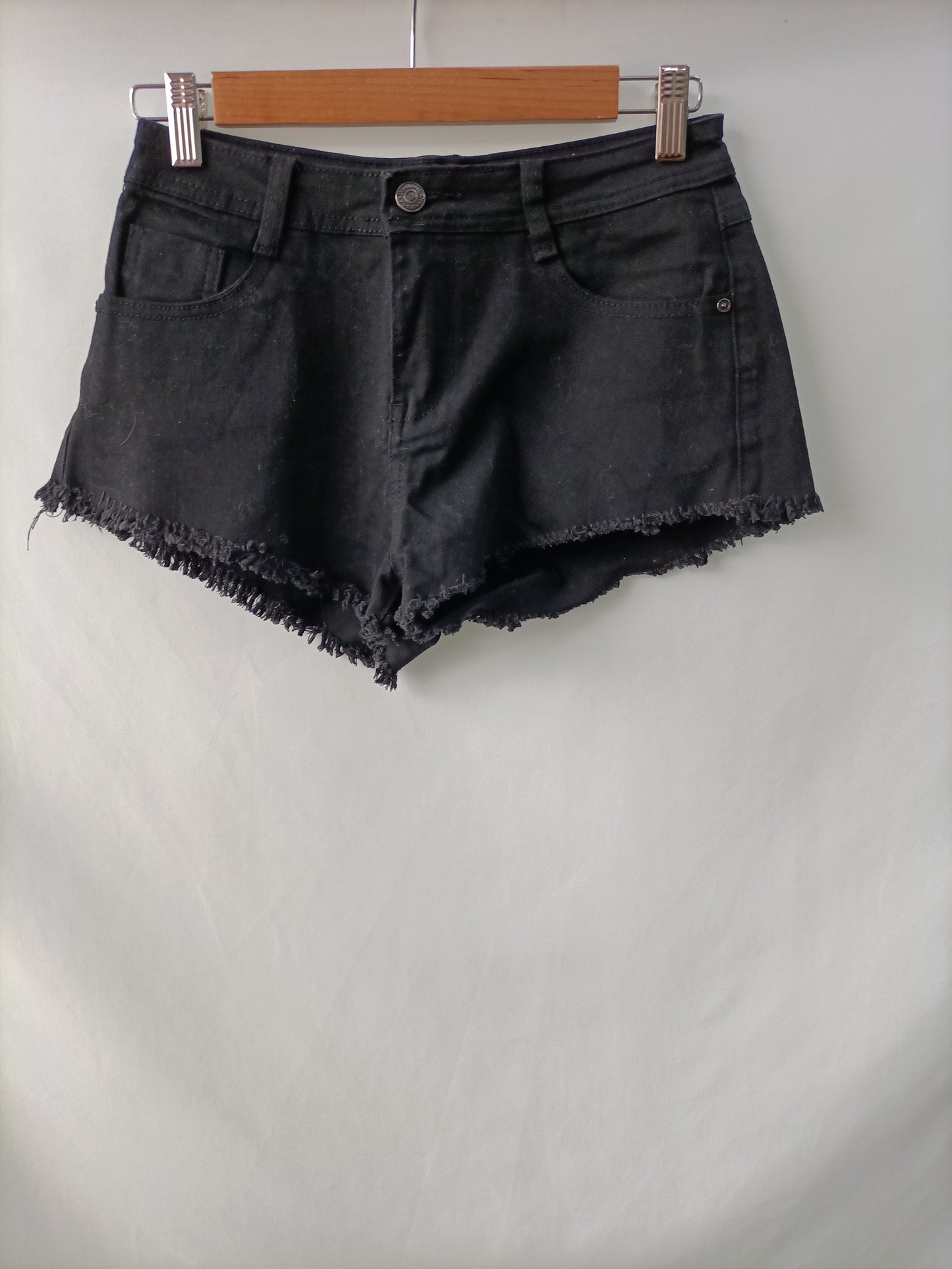 REALTY. Shorts denim negro T.s