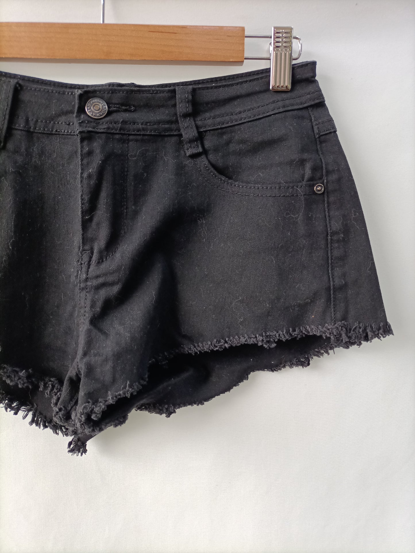 REALTY. Shorts denim negro T.s