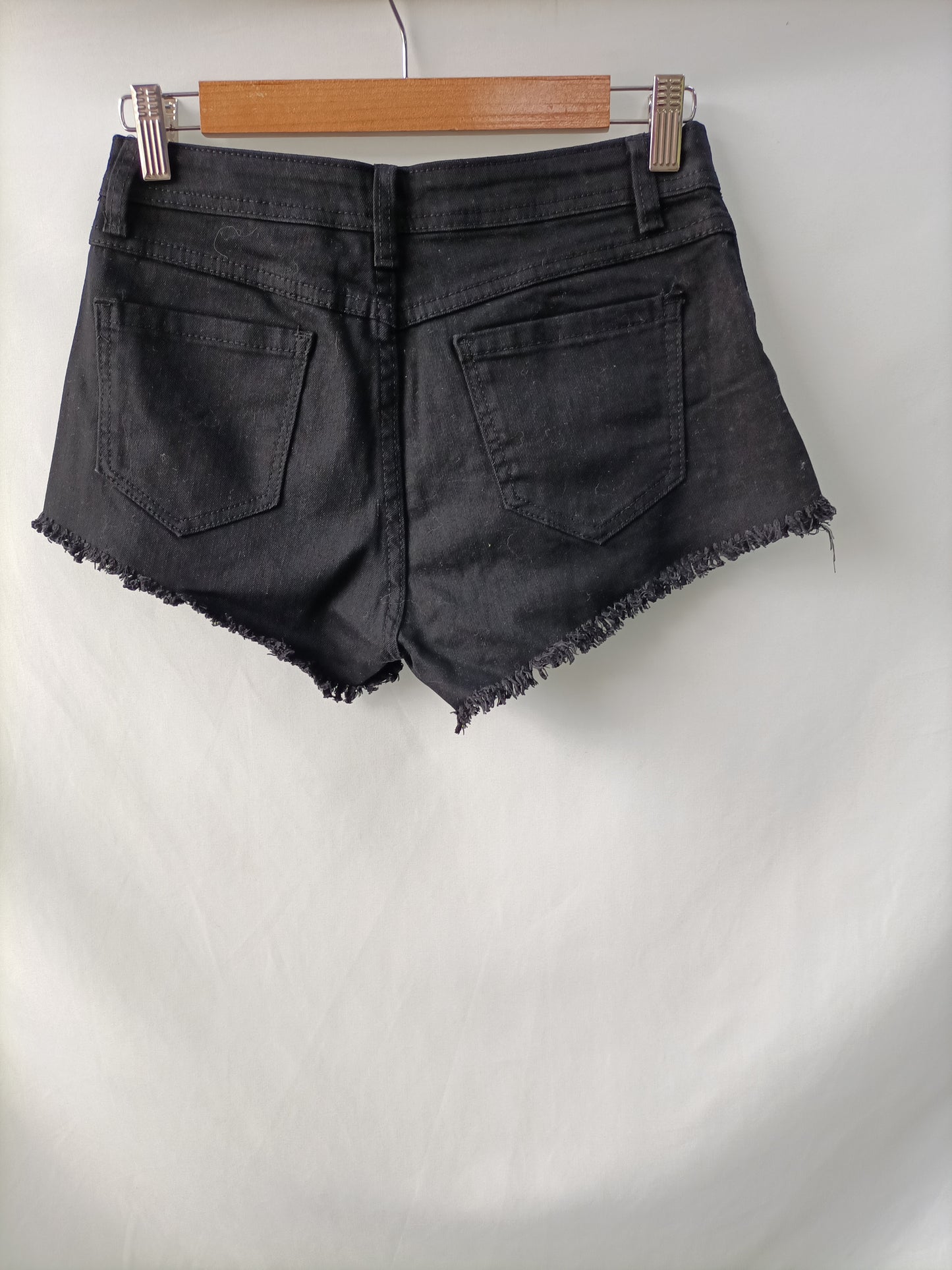 REALTY. Shorts denim negro T.s