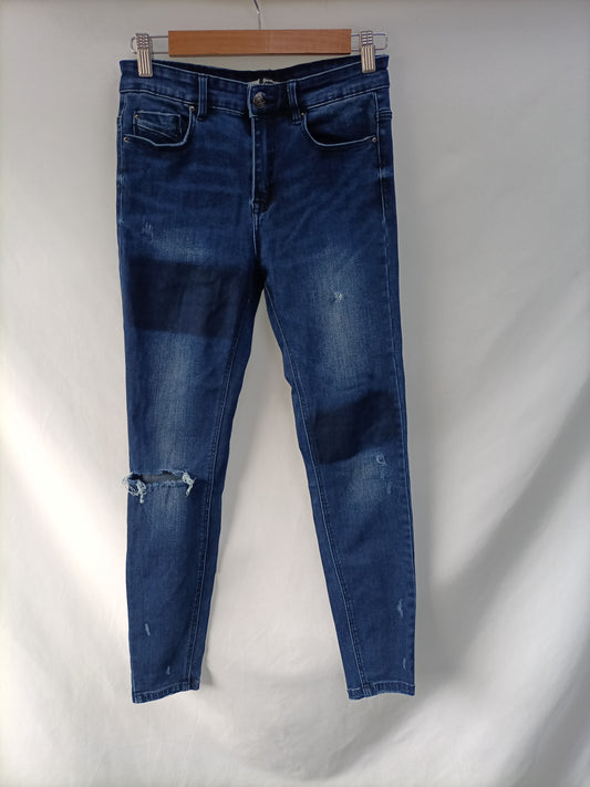 STRADIVARIUS. Pantalón denim rotos T.36