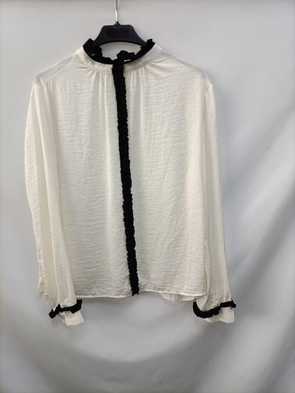 OTRAS.Blusa beige ribete negro T.u(s)