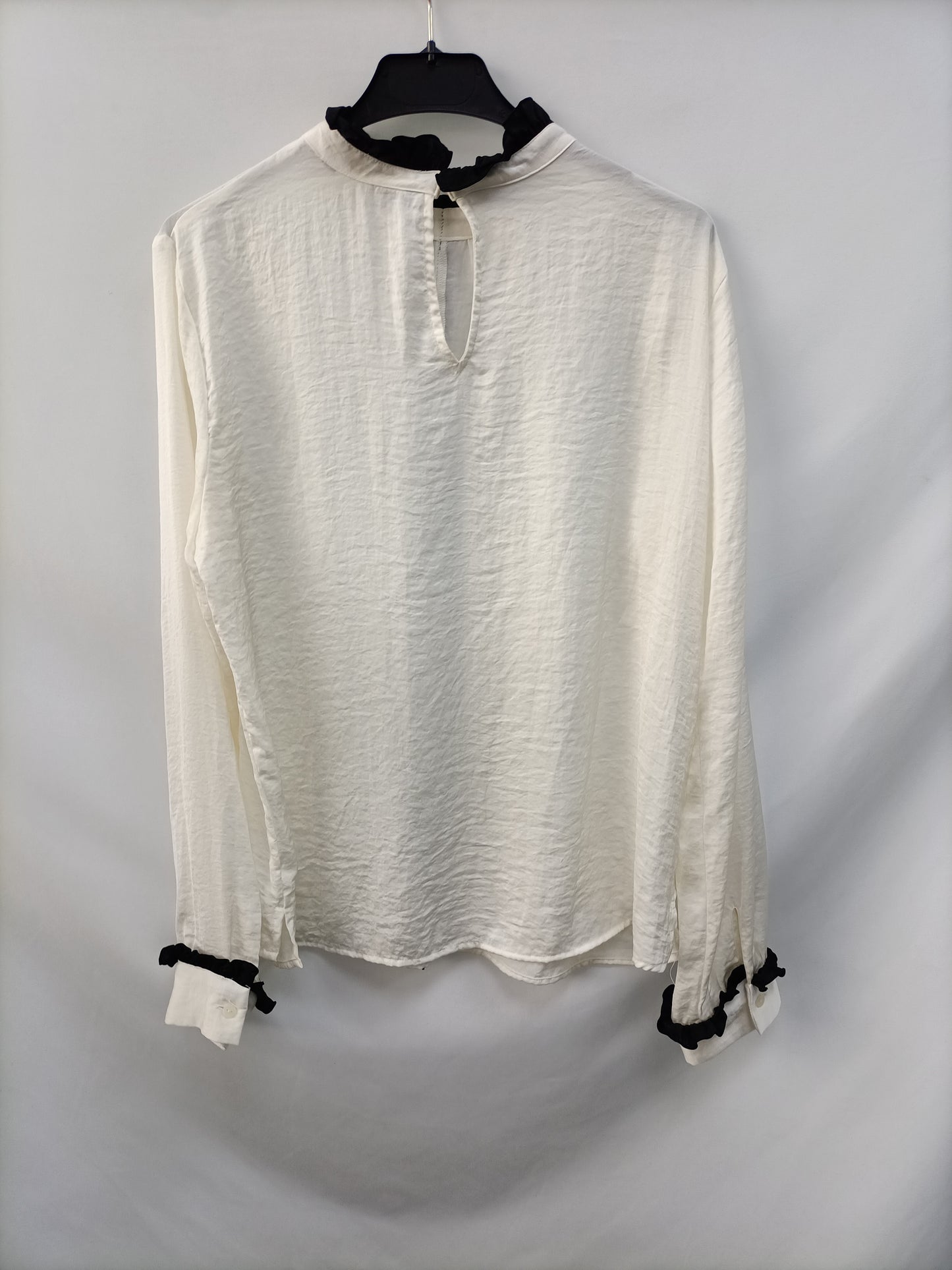 OTRAS.Blusa beige ribete negro T.u(s)