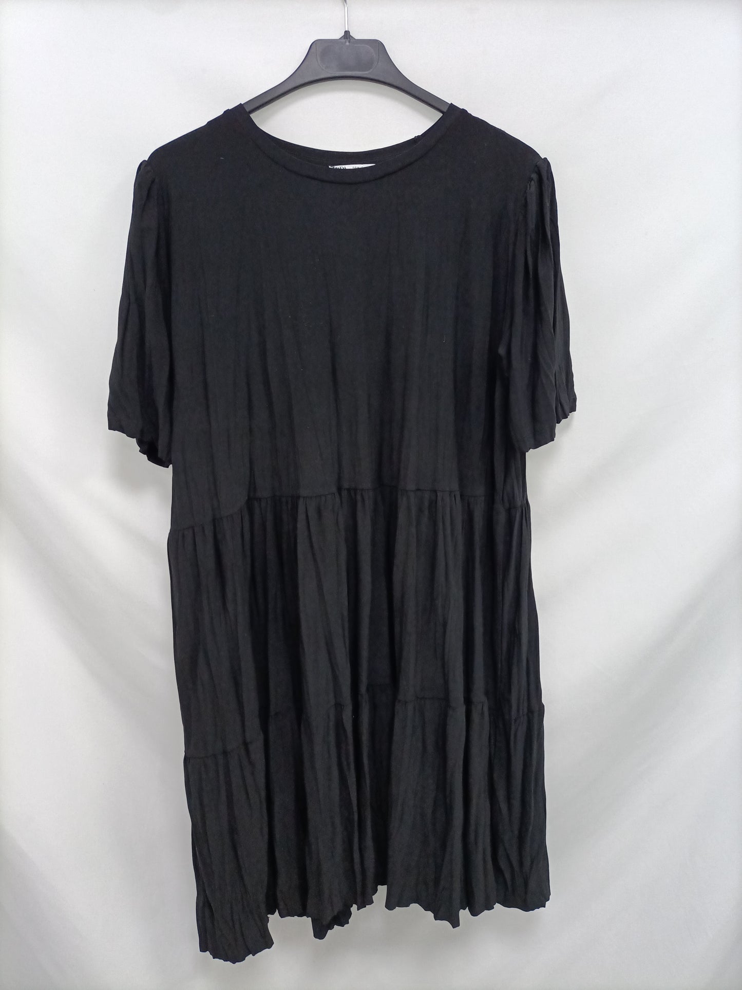 ZARA. Vestido negro elástico volantes T.m