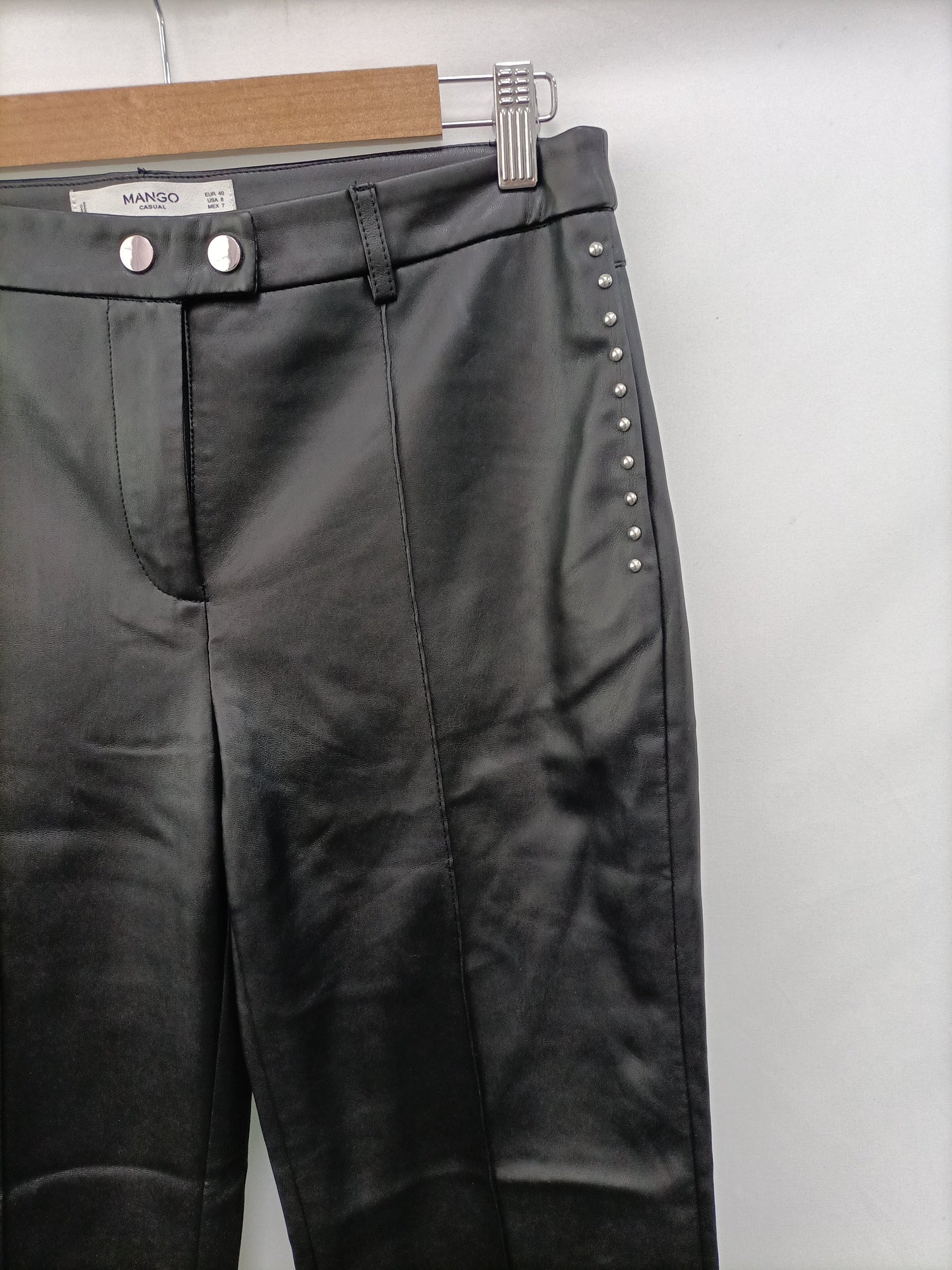 MANGO.Pantalones polipiel T.40