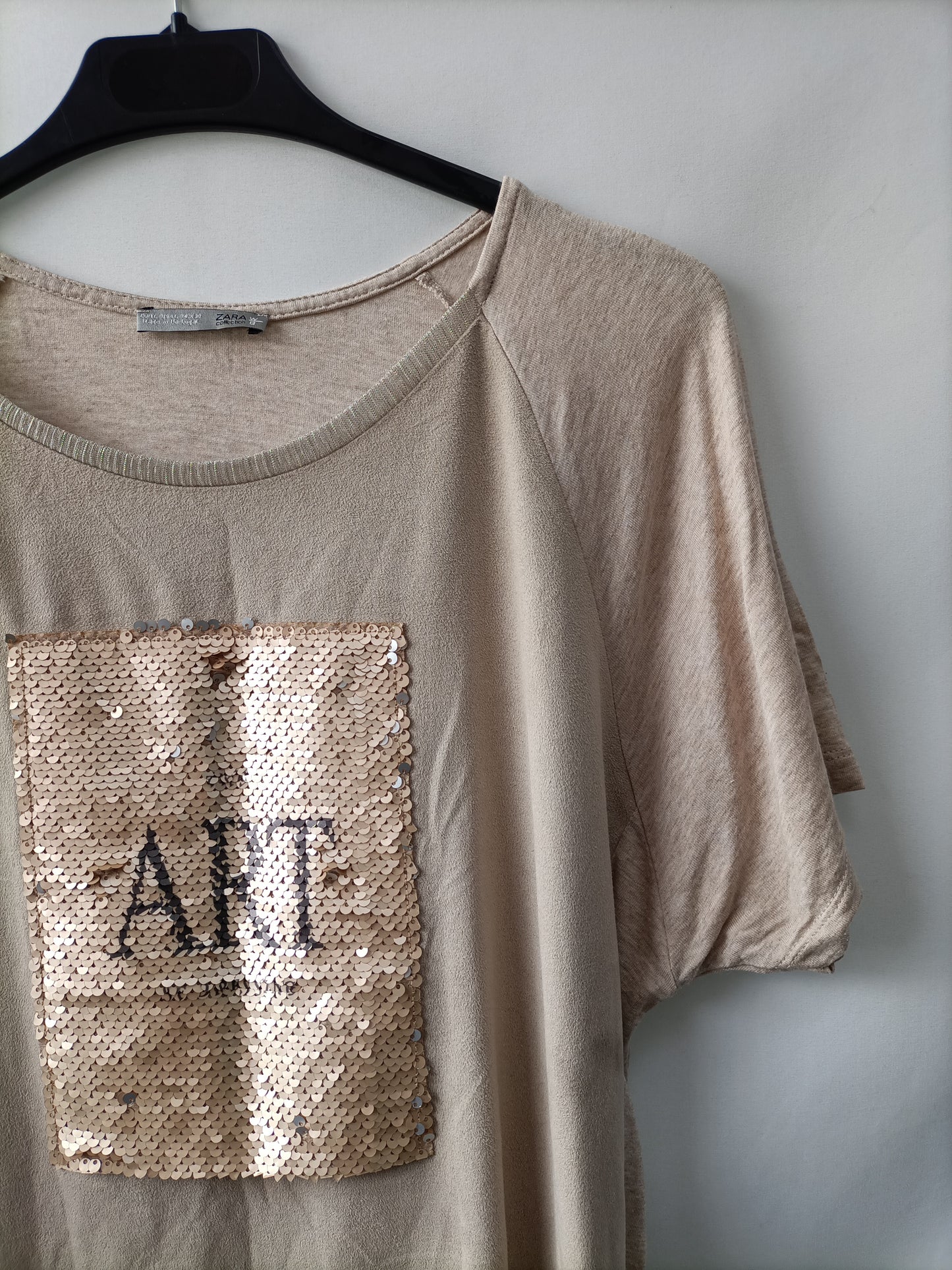 ZARA. Camiseta beige asimétrica T.l