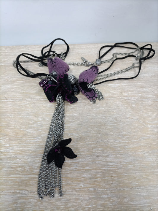 OTRAS. Collar flores moradas