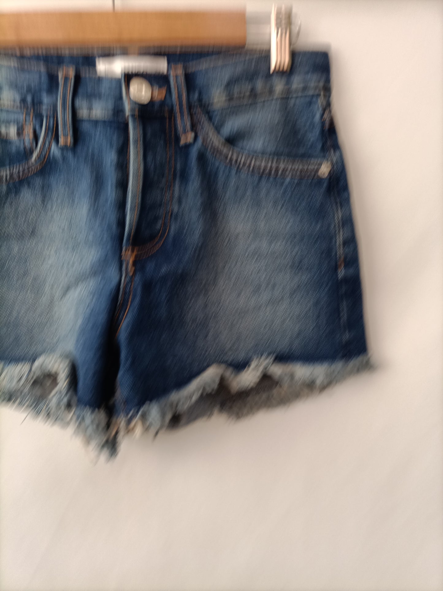 MANGO. Shorts flecos denim T. 34