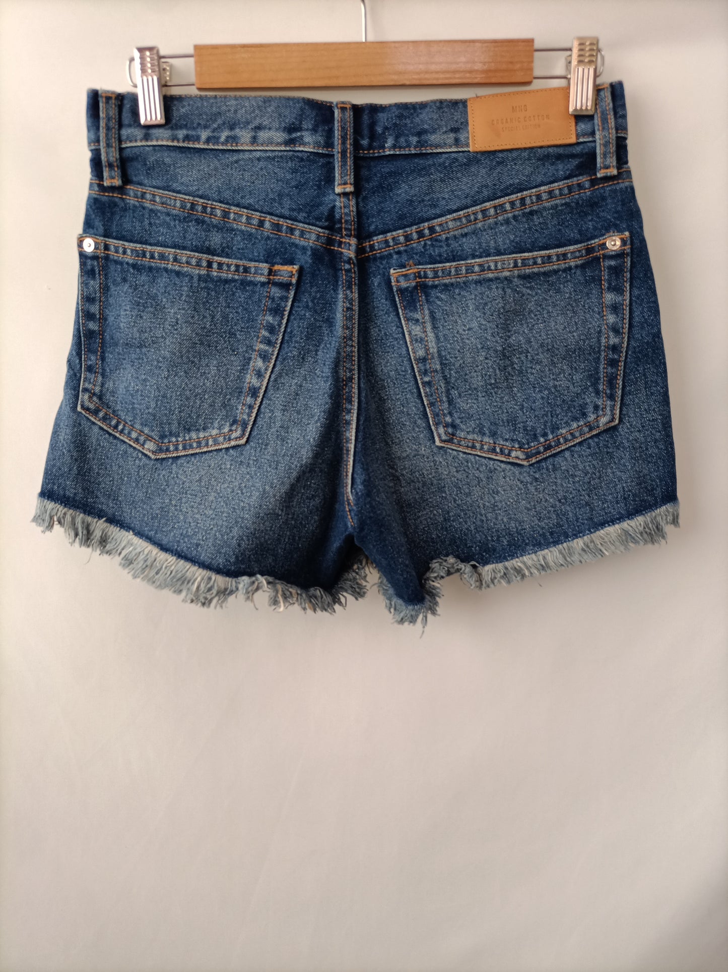 MANGO. Shorts flecos denim T. 34