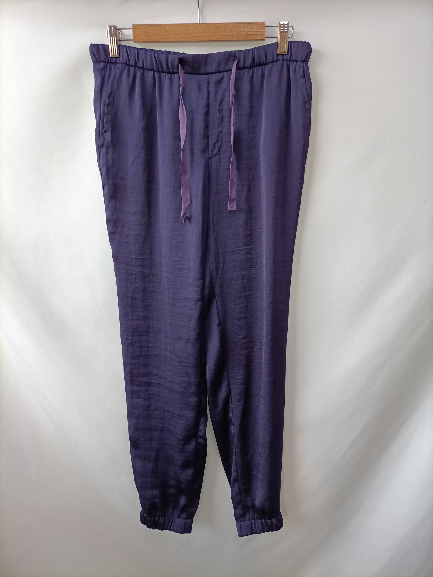 BENETTON. Pantalón morado fluido T.40