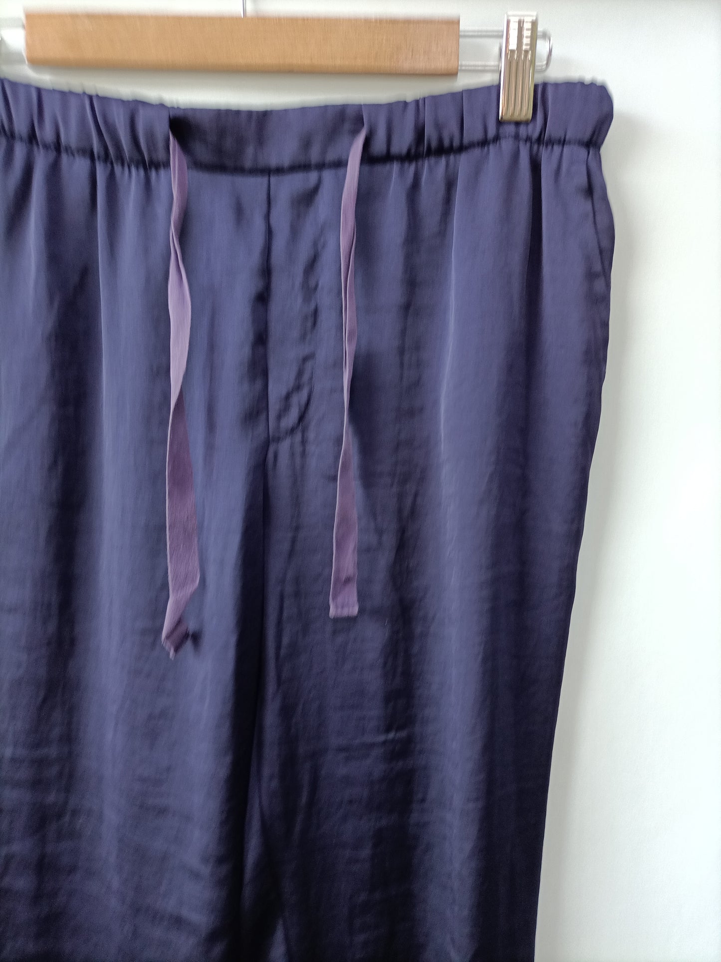 BENETTON. Pantalón morado fluido T.40