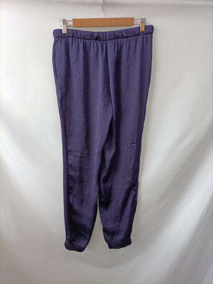 BENETTON. Pantalón morado fluido T.40