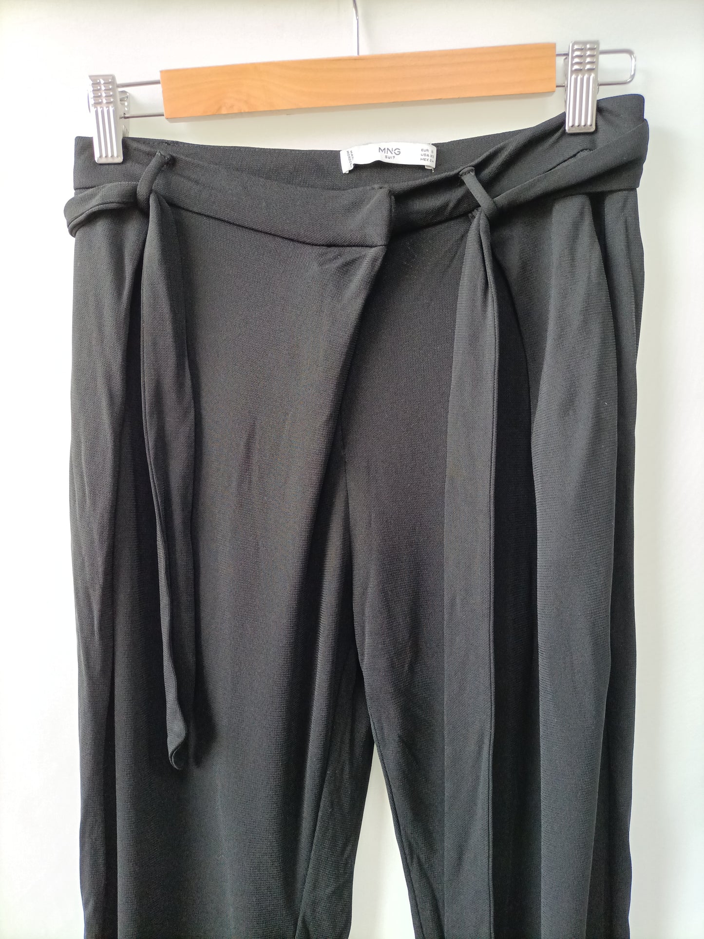 MANGO. Pantalón Fluido negro T.s