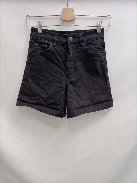 PULL&BEAR. Shorts negro entallado T.34