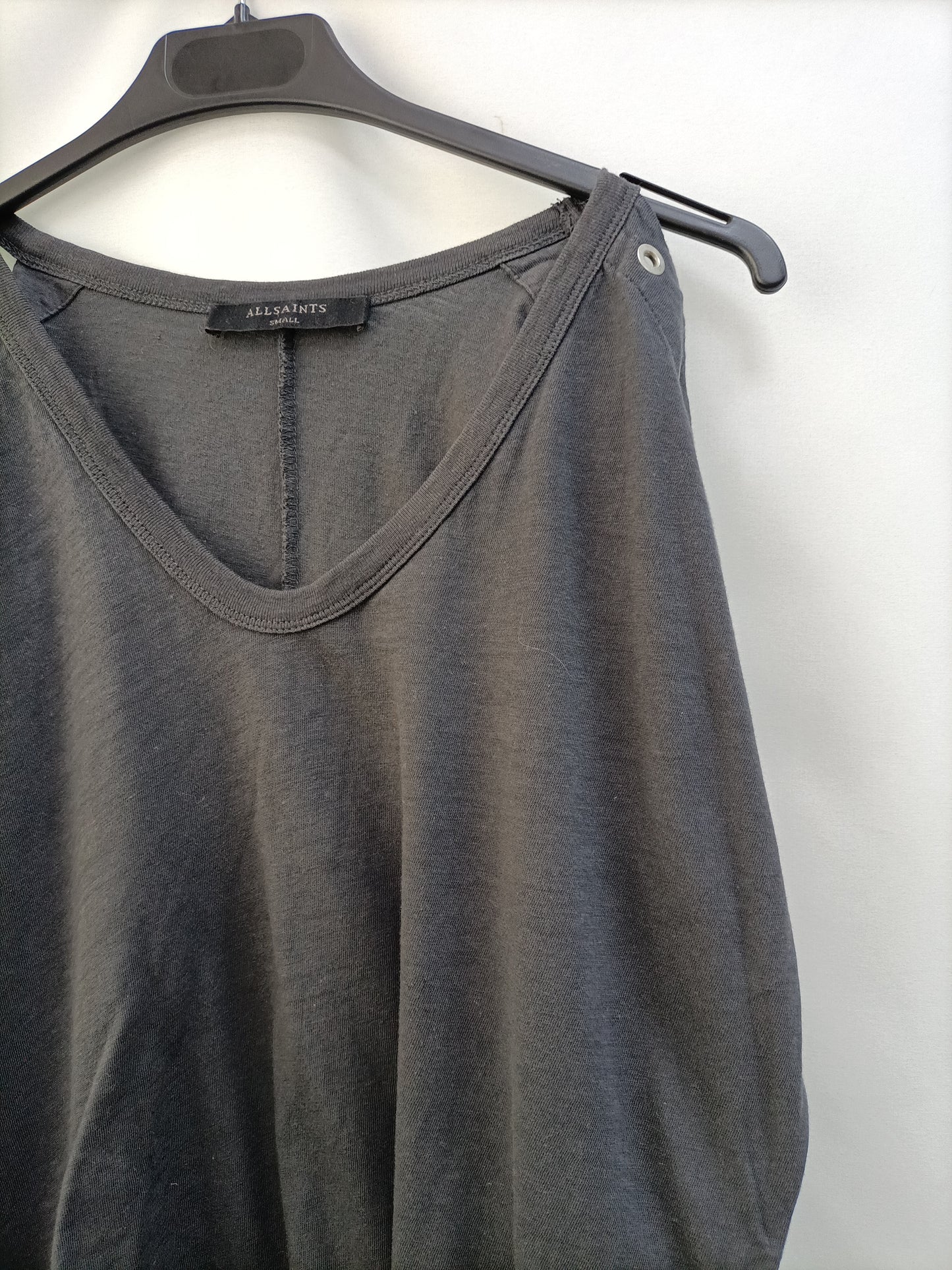 ALLSAINTS. Camiseta gris argollas T.s