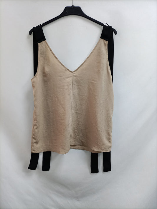 STRADIVARIUS. Top beige tirantes negros T.s