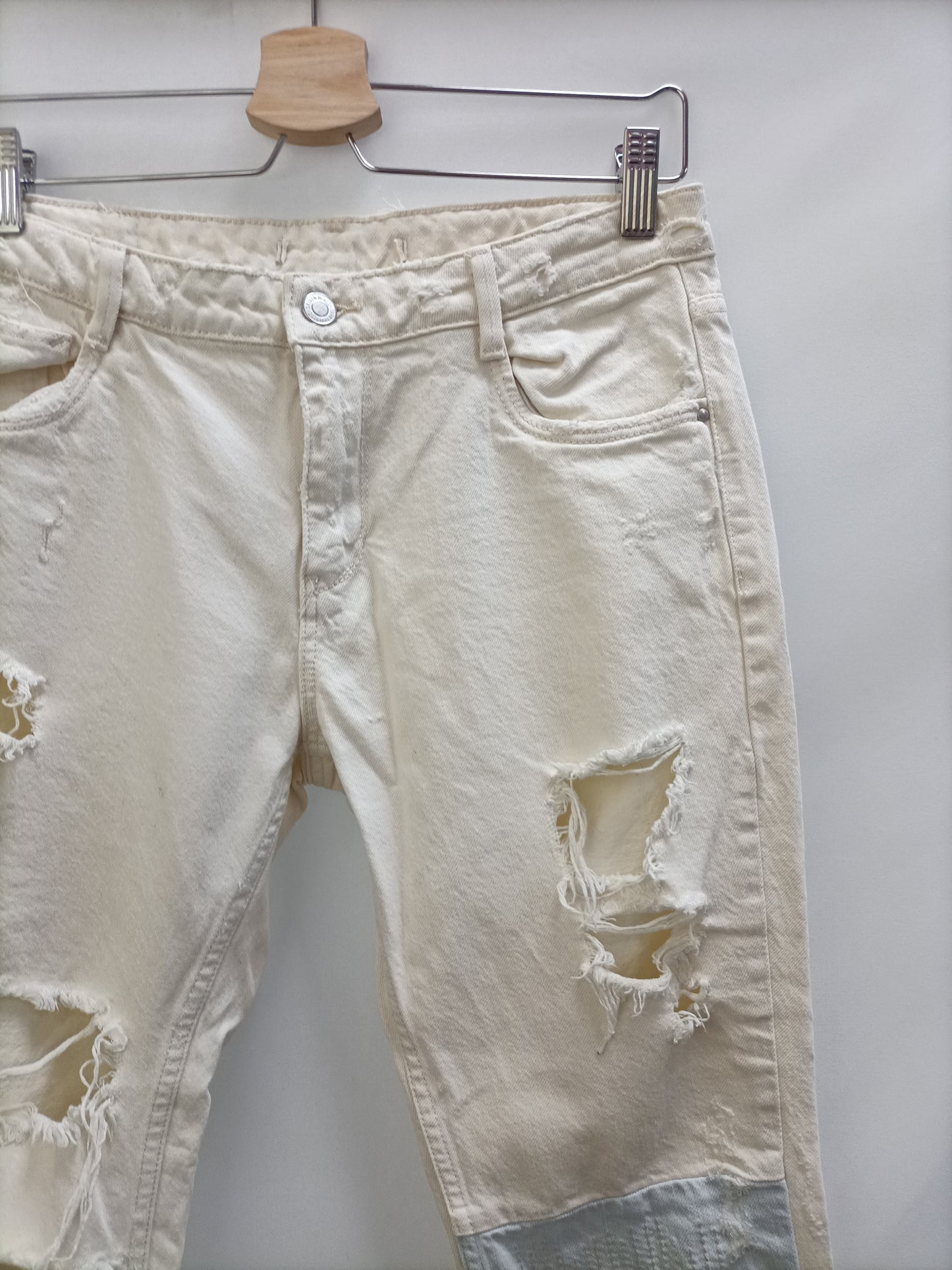 ZARA. Pantalón beige rotos T.34