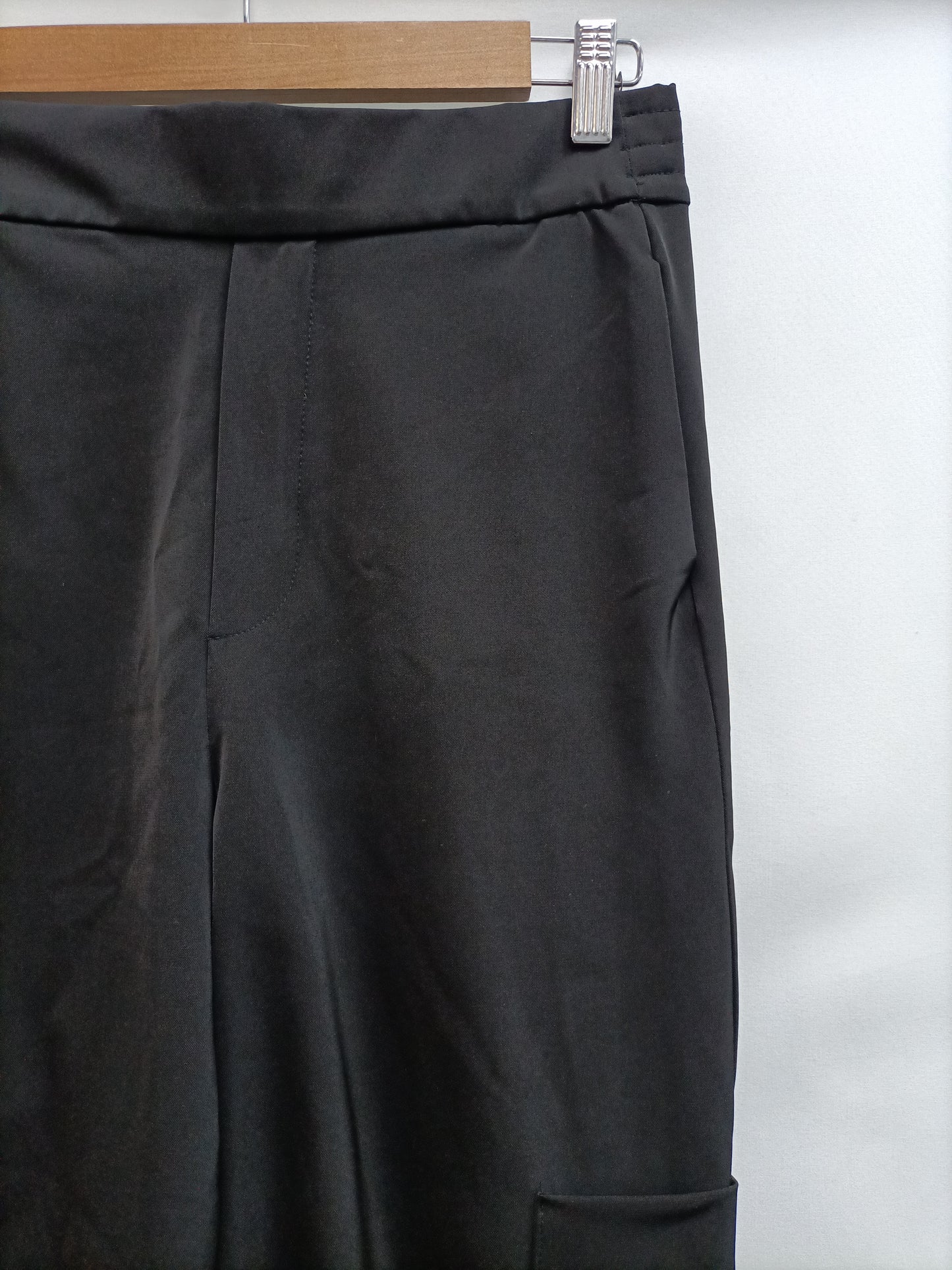 ZARA. Pantalón negro cargo T.s