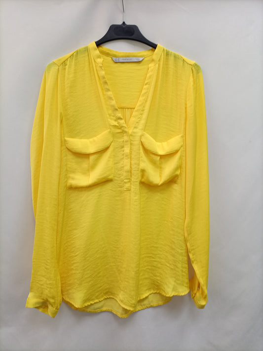 ZARA. Blusa amarillo bolsillos T.xs