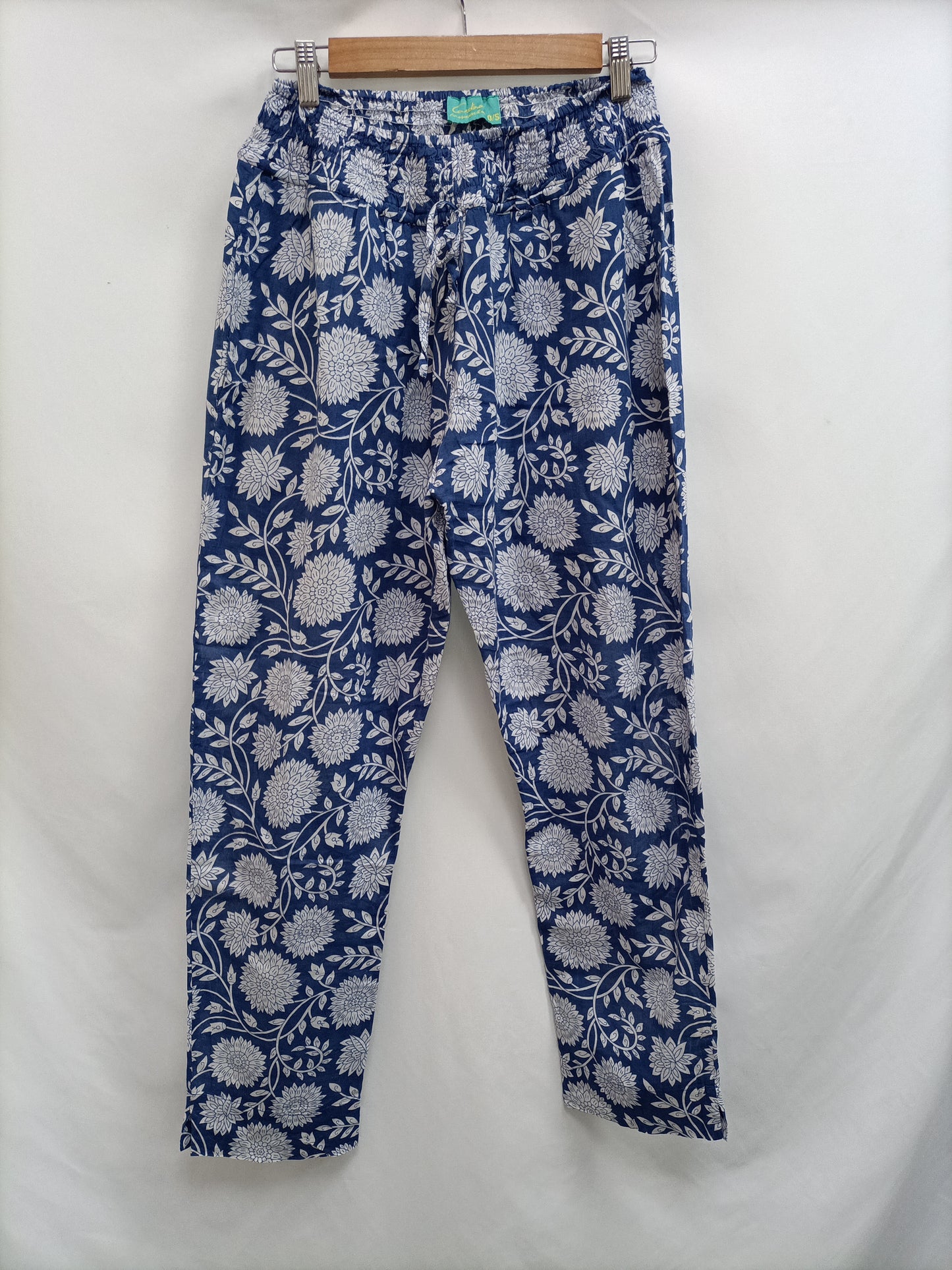 CARDINA. Pantalón azul flores T.s