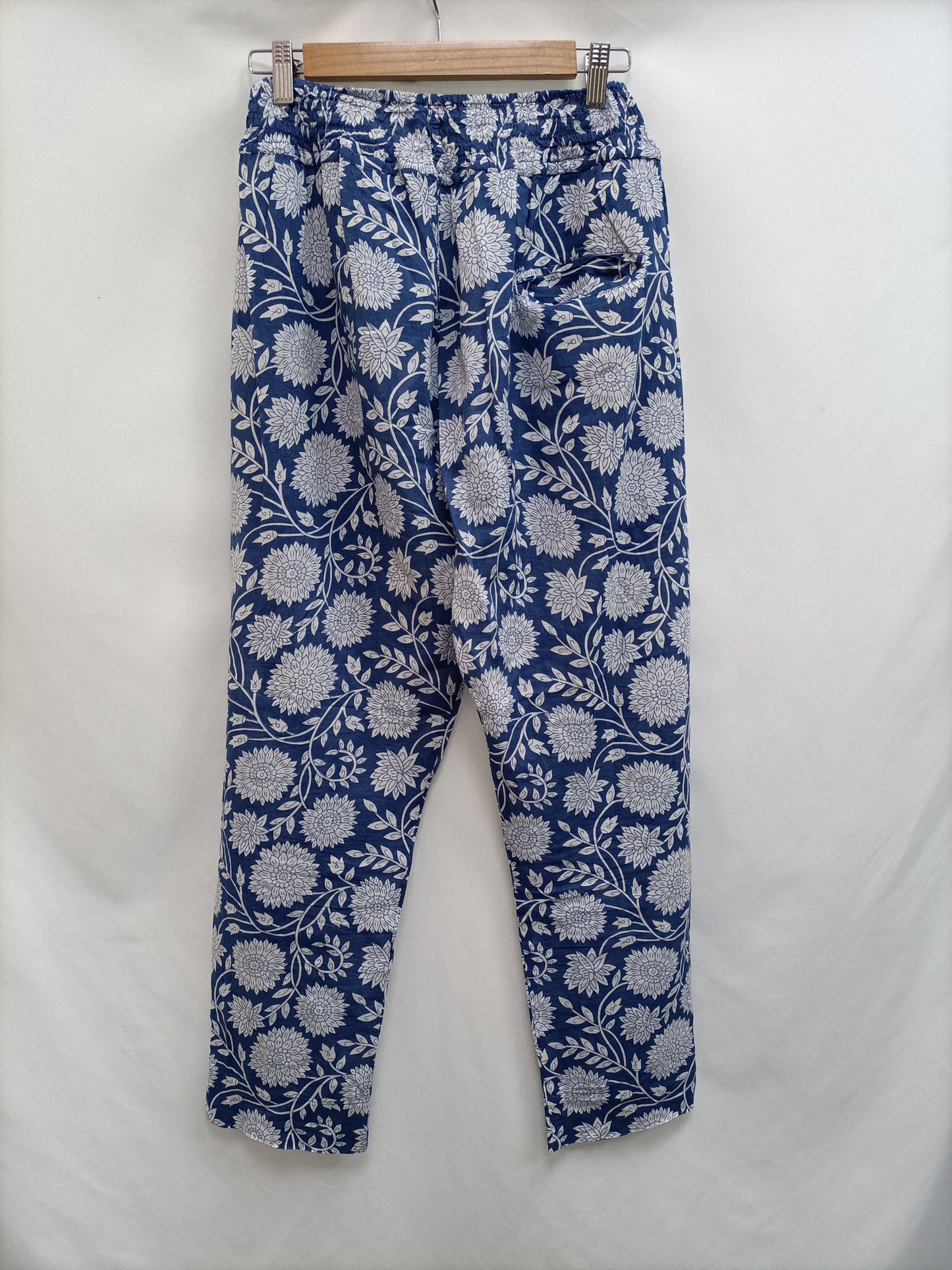 CARDINA. Pantalón azul flores T.s