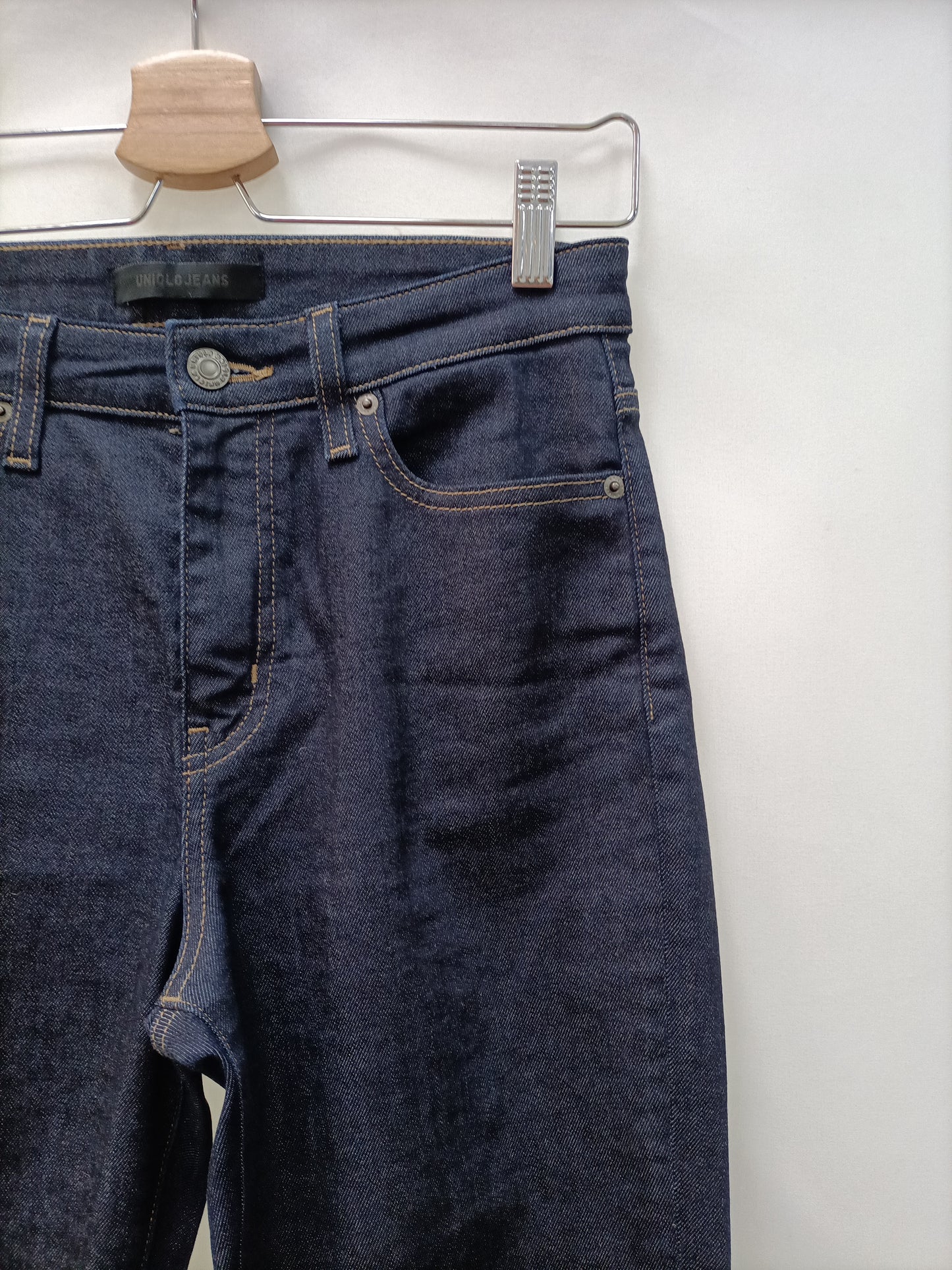 UNIQLO. Pantalón denim oscuro T.36