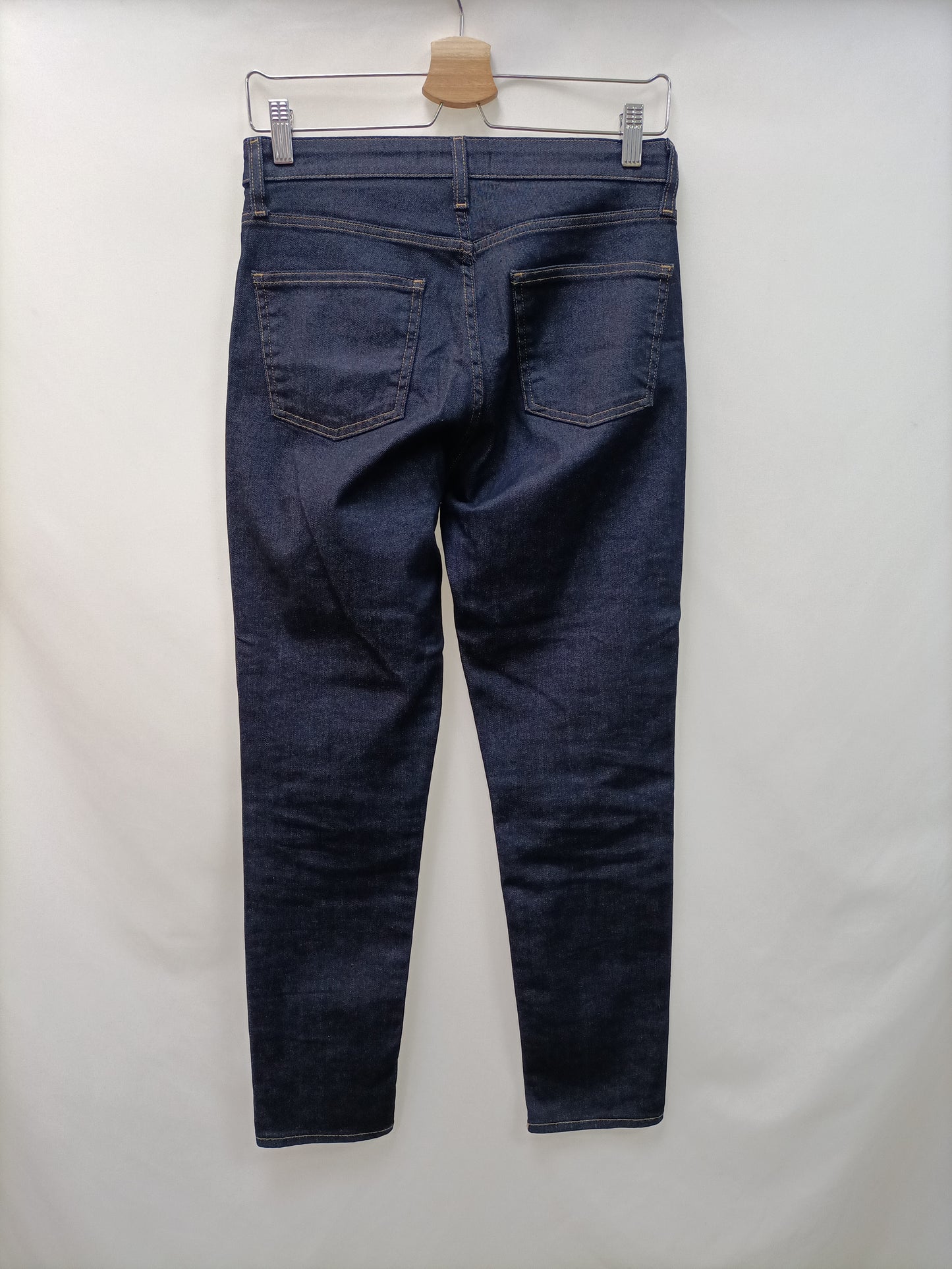 UNIQLO. Pantalón denim oscuro T.36