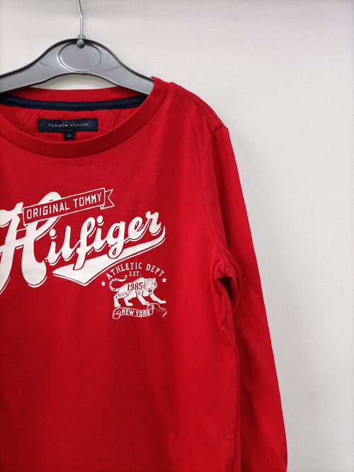 TOMMY HILFIGER. Camiseta roja letras T.6 años