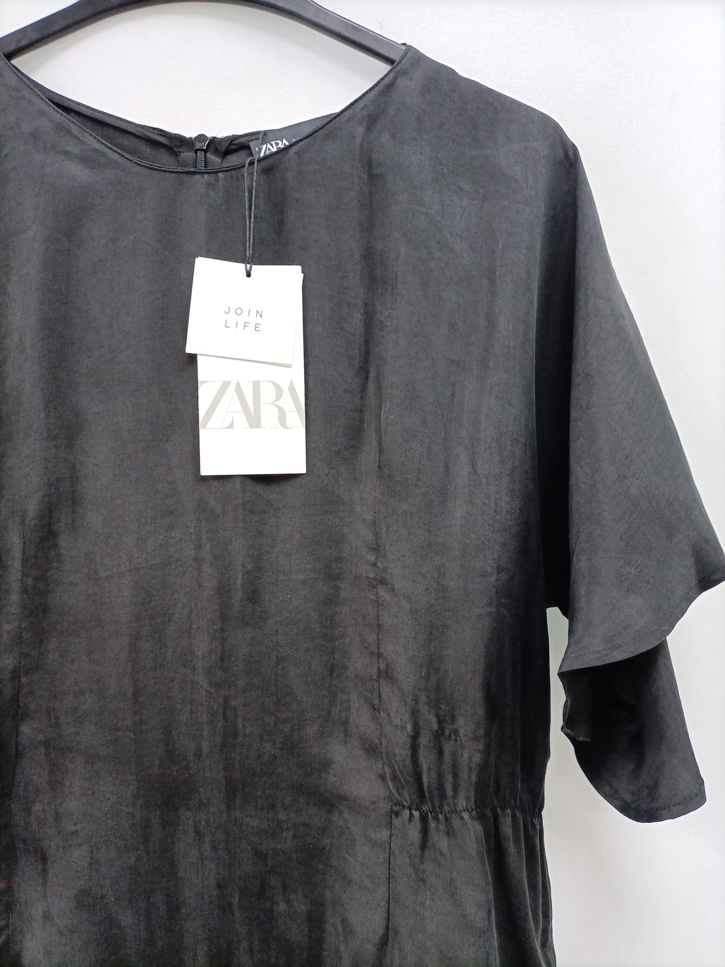 ZARA. Vestido negro volante T.l