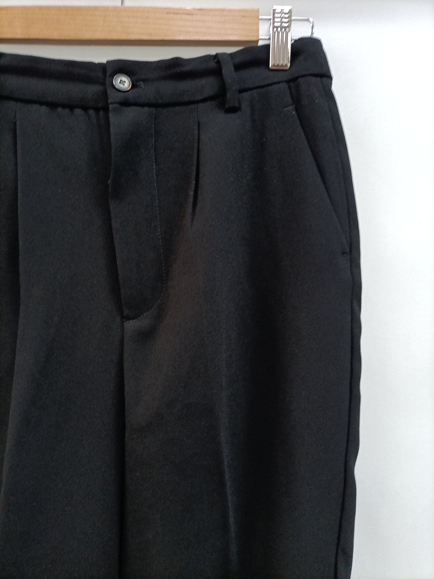 ZARA. Pantalón fluido negro T.xs