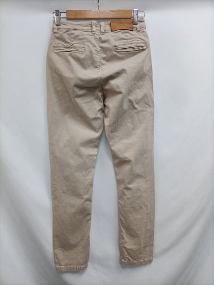 CÓDIGO BÁSICO. Pantalón chino beige T.36