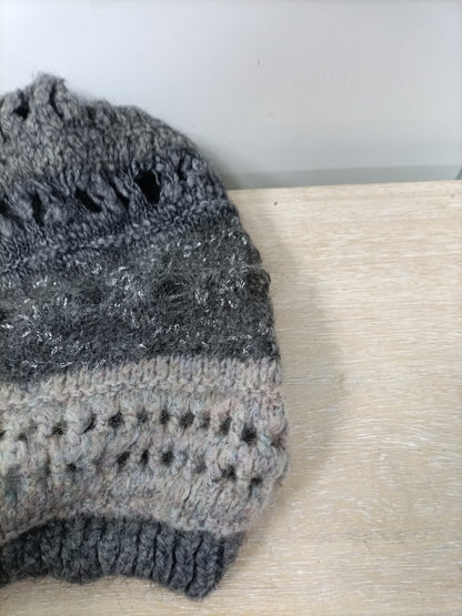 BENETTON. Gorro gris troquelado