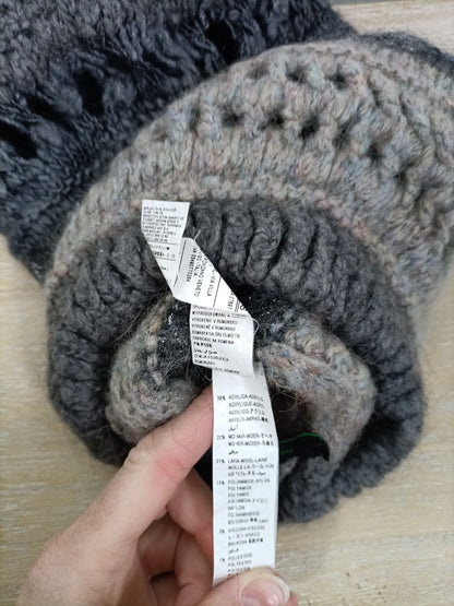 BENETTON. Gorro gris troquelado