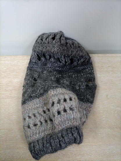 BENETTON. Gorro gris troquelado